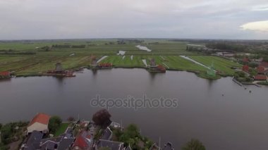 Yel değirmenli Hollanda köyünün havadan görünüşü