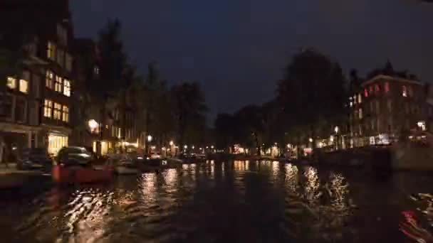 Zeitraffer einer Bootstour auf Amsterdam-Kanälen in der Nacht — Stockvideo