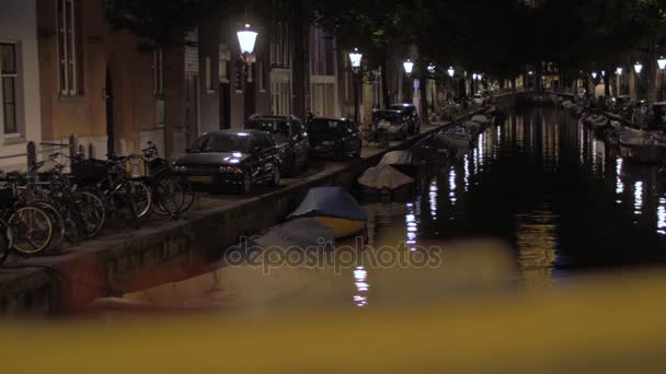 Met het oog op nacht stad met kanaal en Amsterdam slogan — Stockvideo