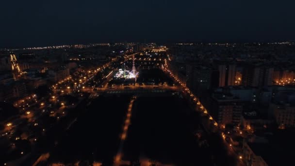 Vista aérea de la noche Valencia con feria de la diversión en el parque — Vídeo de stock
