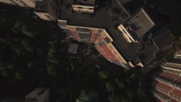 Casas de vários andares entre árvores verdes, Moscovo aéreo — Vídeo de Stock