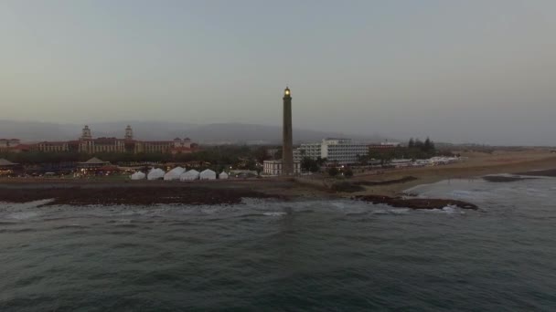Resort and Maspalomas Lighthouse on Gran Canaria, aerial — Stock Video