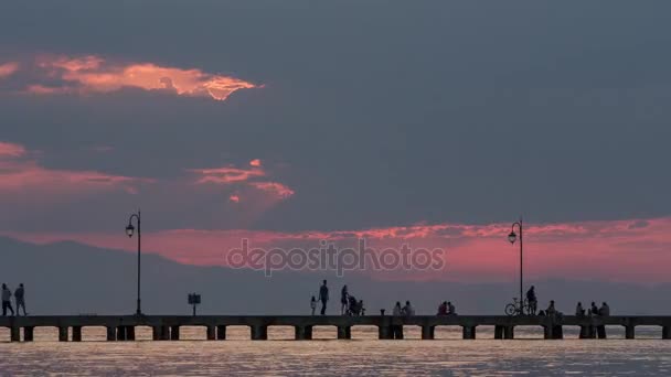 Timelapse de personas en el muelle por la noche — Vídeo de stock