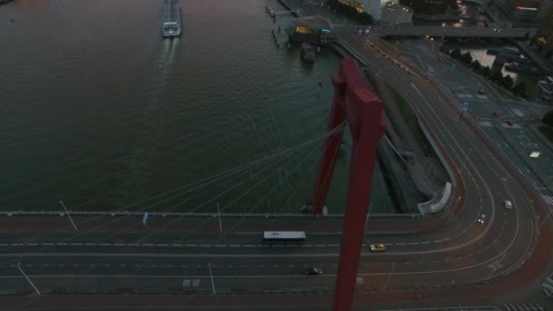 Rotterdam con vistas al río y puentes, aérea — Vídeo de stock