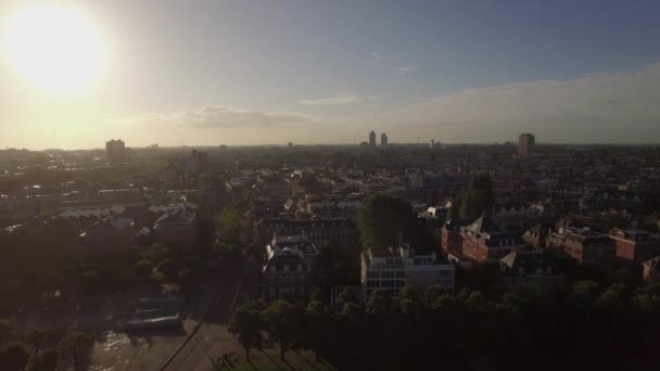 Flygande över gatorna och husen i Amsterdam — Stockvideo