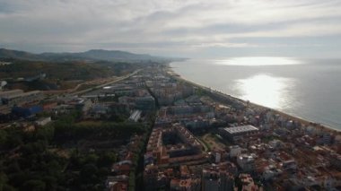 Barcelona ve deniz kenarı, havadan görünümü