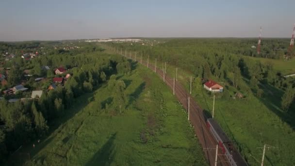 Pociąg na wsi, widok z lotu ptaka — Wideo stockowe