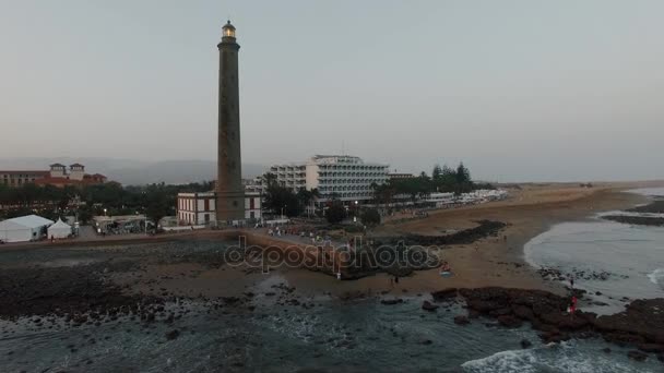 Vista aérea de la costa con complejo y faro — Vídeos de Stock