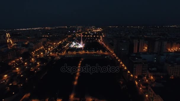 Letecký pohled na noční Valencie s fun fair v parku — Stock video