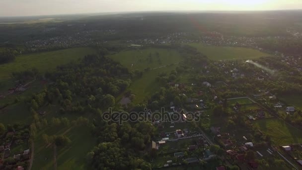 Blick auf Wald, Landhäuser vor blauem Himmel mit Wolken im Sonnenuntergang im Sommer, Russland — Stockvideo