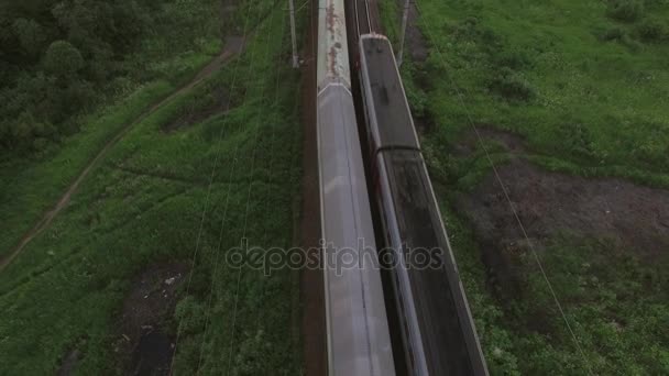 Luchtfoto bird eye view van twee spoorwegen verschillende richting en verplaatsen van treinen, Rusland — Stockvideo