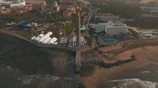 Повітряні сцени Гран-Канарія туристичним містом з маяком Маспаломас — стокове відео