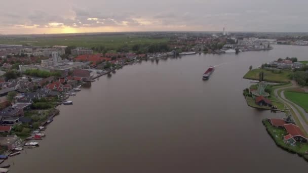 Vista aérea del municipio holandés y el río — Vídeos de Stock