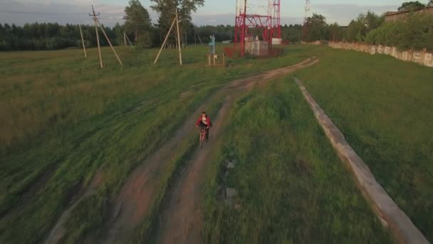 Adolescente in bicicletta in campagna, vista aerea — Video Stock