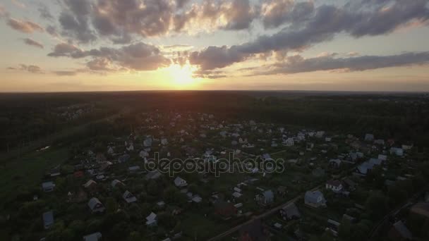 Panorama a západu slunce a vesnice v Rusku, letecký pohled — Stock video