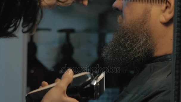 Vista cercana de las manos de la mujer cuida de la barba. Peluquería peinar y recortar la barba — Vídeos de Stock