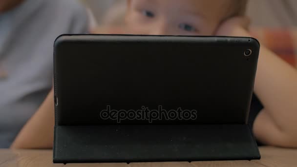 Ребенок и мать развлекаются с цифровым планшетом — стоковое видео