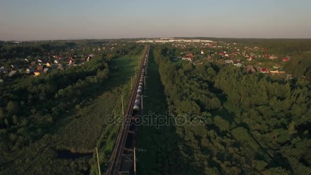 Train circulant dans le village, vue aérienne — Video