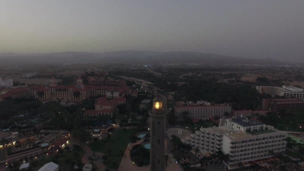 Escena aérea de Maspalomas ciudad turística y faro — Vídeos de Stock