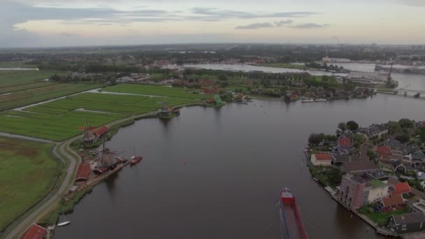 Colpo aereo di fiume con mulini a vento e township, Paesi Bassi — Video Stock