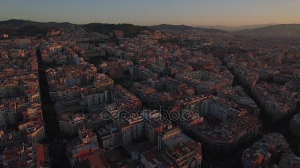 Survoler les rues et les maisons de Barcelone — Video