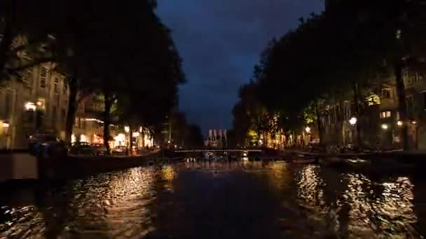 Timelapse de voyager sur les canaux d'Amsterdam la nuit — Video