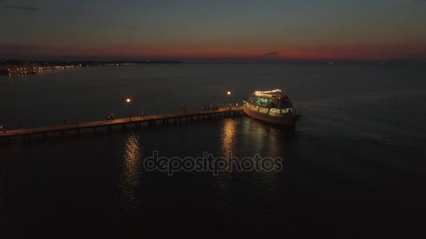 Aerial view of pontoon on the sea and people walking on it from cruise boat at the evening, Greece — Stock Video