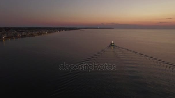 Tiro aéreo de barco à vela e costa distante à noite — Vídeo de Stock