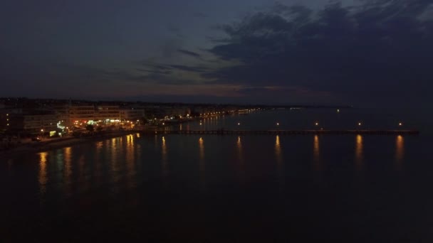 Vista aérea del complejo y el mar con muelle por la noche — Vídeo de stock