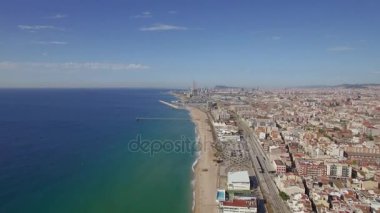 Plaj, deniz, demiryolları ve otel, Barselona, İspanya, havadan görünümü