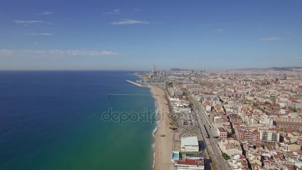 鸟瞰图的海滩、 海、 铁路、 酒店，巴塞罗那，西班牙 — 图库视频影像