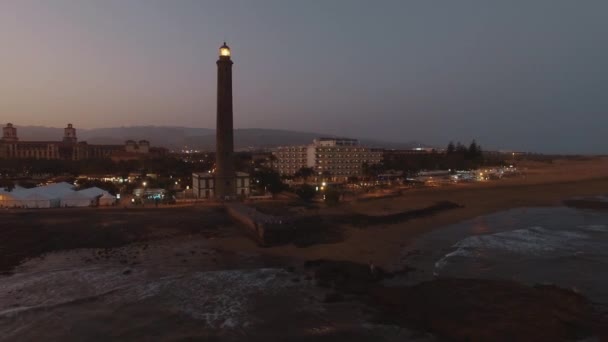 De kust van Gran Canaria met de vuurtoren van Maspalomas, luchtfoto — Stockvideo