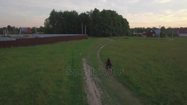 Vue aérienne de steadicam d'un garçon faisant du vélo en été, Russie — Video