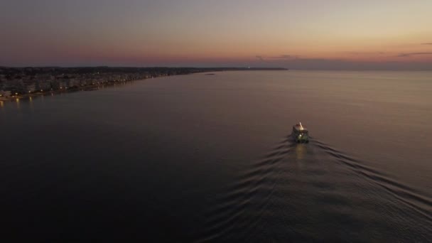 Воздушный полет над морем и береговой линией на горизонте Греции — стоковое видео