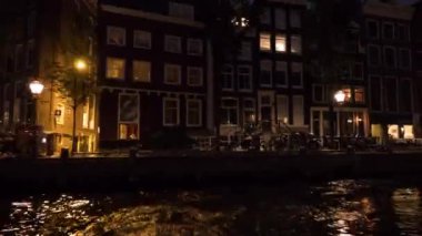 Cityscape Nehri sırasında görünümünü Timelapse cruise geceleri, Amsterdam, Hollanda