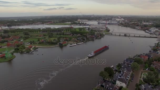 Luchtfoto vlucht boven de Koog Zaandijk, Nederland. — Stockvideo