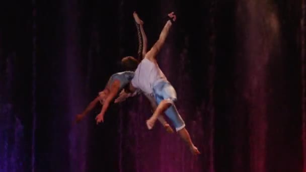 Couple performing aerial acrobatics — Stock Video