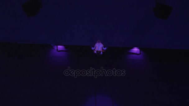 Авиационный исполнитель прыгает в темноте на фоне красочных фонтанов, акробатики, Москва, Россия — стоковое видео