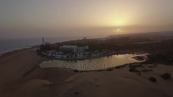 Letecký pohled na letovisko na pobřeží Gran Canaria při západu slunce — Stock video