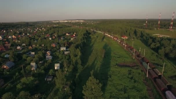 Trenes de carga moviéndose por el pueblo, vista aérea — Vídeos de Stock