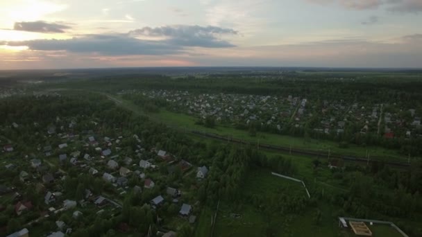 Ρωσικό χωριό και κινούμενο τρένο φορτίων, εναέρια άποψη — Αρχείο Βίντεο