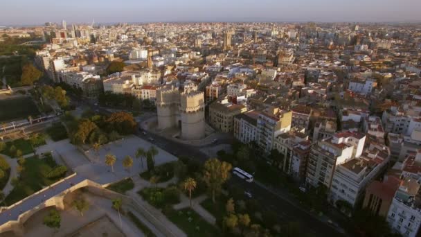 Βαλένθια Αεροφωτογραφία με Serranos πύργους, Ισπανία — Αρχείο Βίντεο