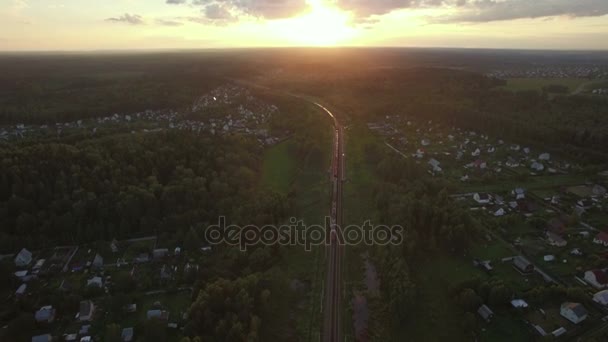 Volando sopra la campagna e il treno merci al tramonto, Russia — Video Stock