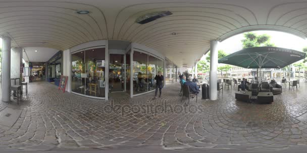 360 Vr πεζόδρομος με καταστήματα και καφετέριες σε βροχερή μέρα. Φρανκφούρτη, Γερμανία — Αρχείο Βίντεο