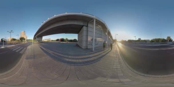 360 VR Camino de la ciudad al atardecer y familia cruzándolo en cebra, Valencia — Vídeo de stock