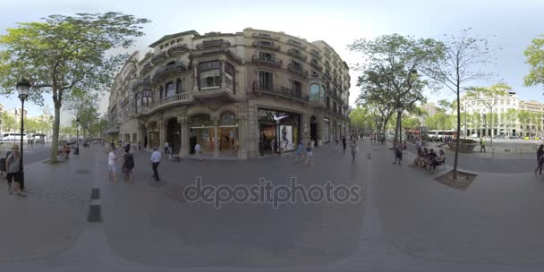 360 VR Vista de la calle Barcelona con gente, transporte y carril bici — Vídeos de Stock