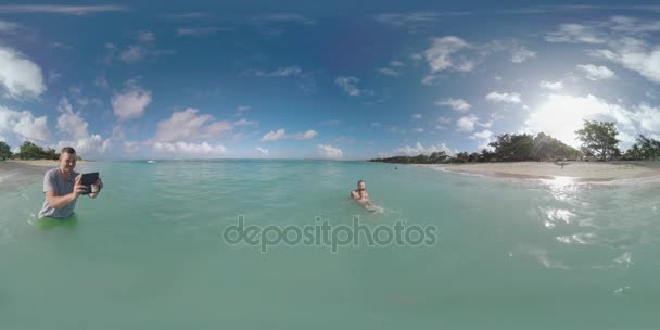 360 VR Familia con niños bañándose en el océano y tomando video de vacaciones en Isla Mauricio — Vídeo de stock