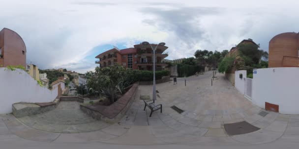 360 VR Uphill and downhill street with houses in Barcelona — Stock Video