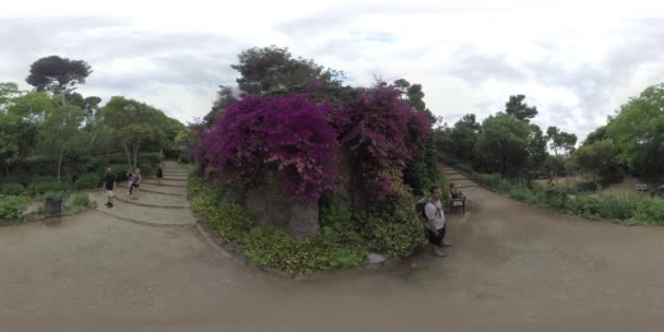 360 VR Personas relajadas en el Parque Güell, Barcelona — Vídeo de stock