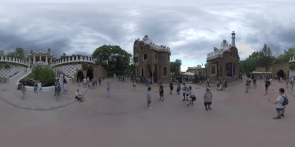 360 VR Visitantes en Park Güell con casas de jengibre y columnas dóricas, Barcelona — Vídeo de stock